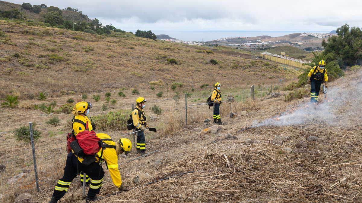 Brandmän rensar kullarna