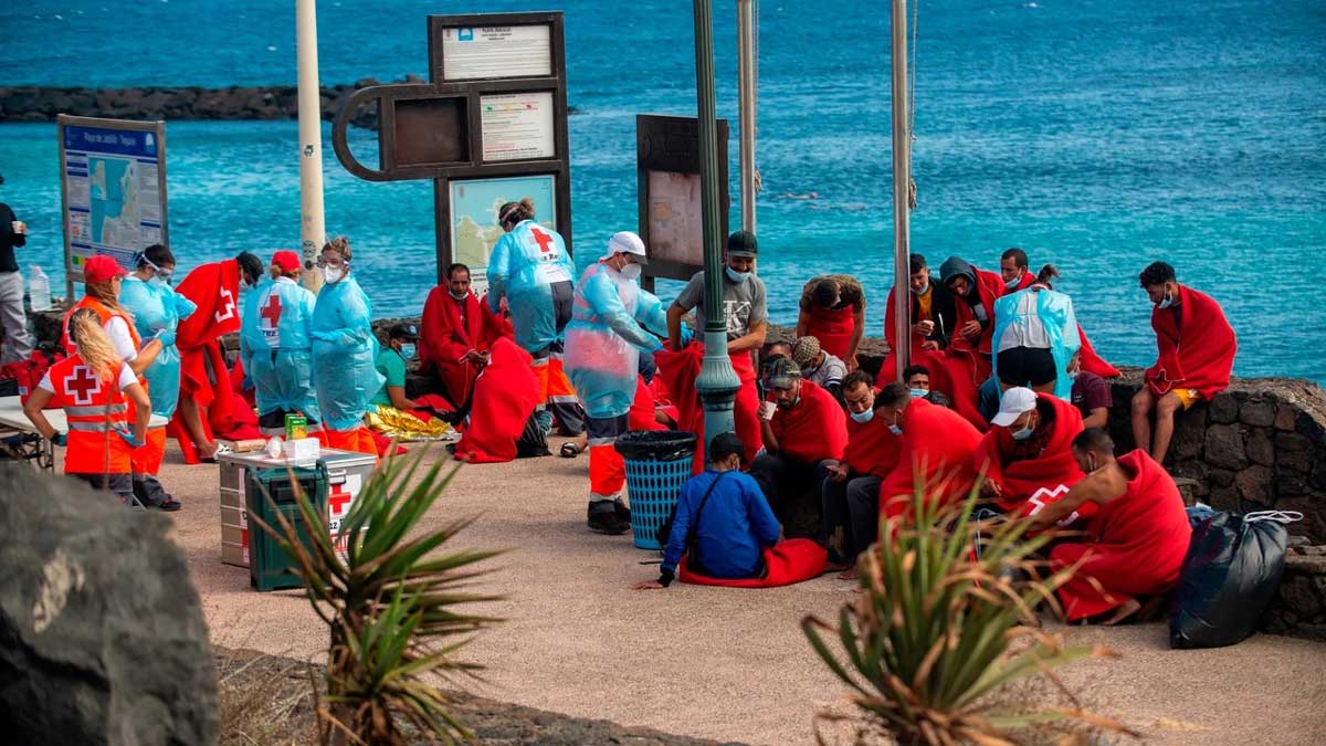 Flyktingar på strandpromenad Lanzarote
