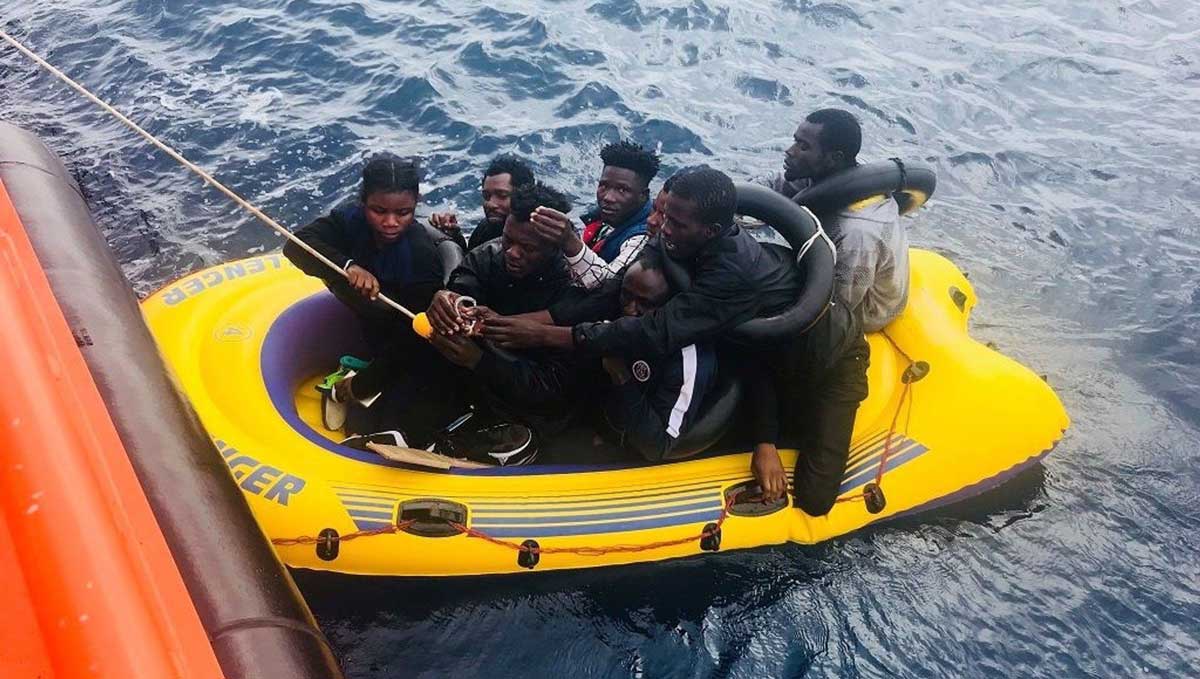 Flyktingar i gummibåt