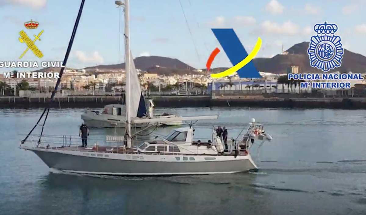 Segelbåten glider in Las Palmas hamn