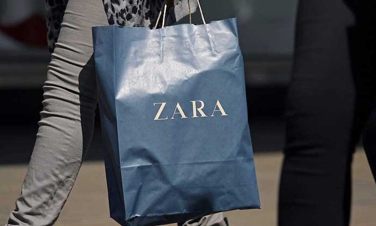 Kvinna med påse från Zara