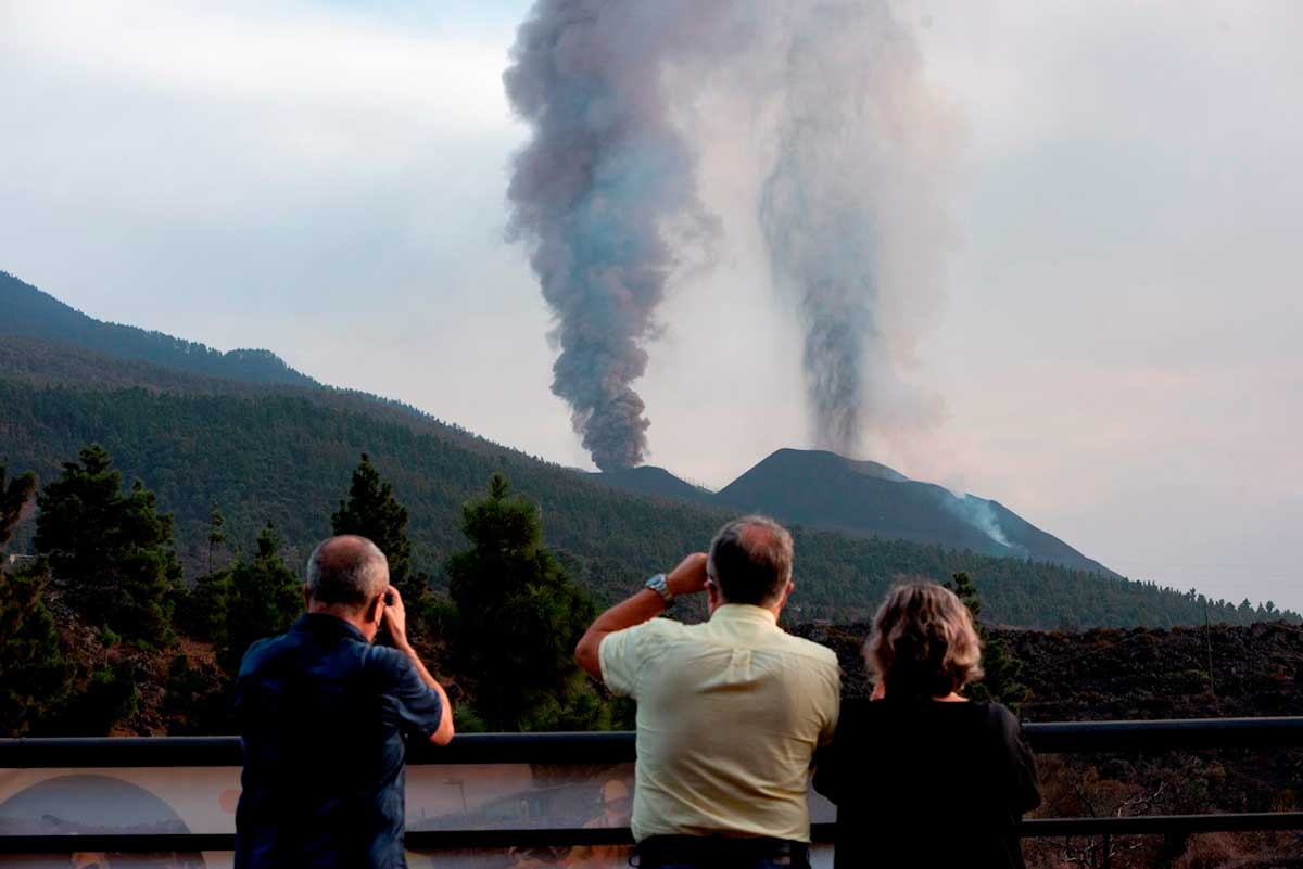 Turister fotograferar vulkanen