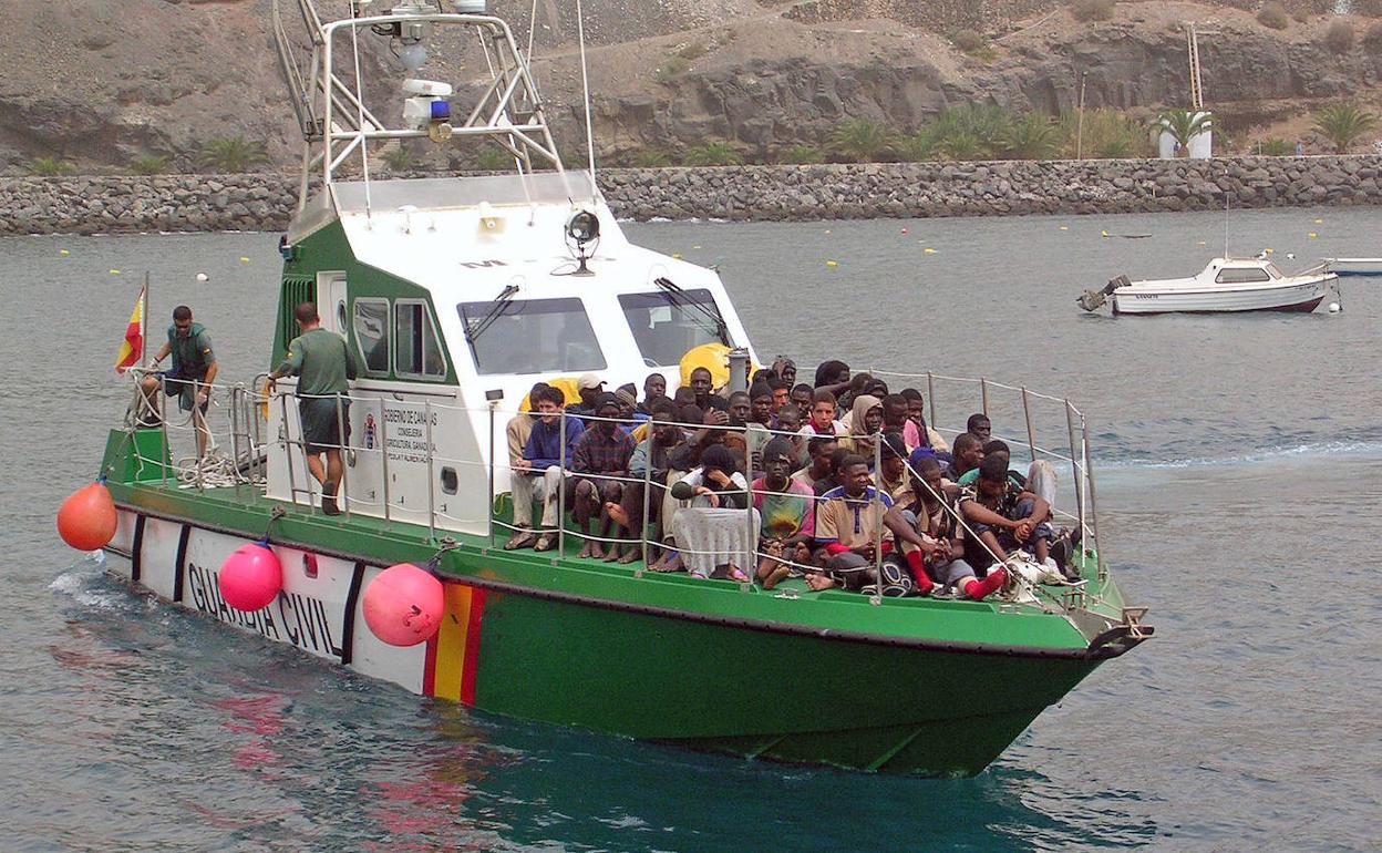 Båt från Guardia Civil full med flyktingar
