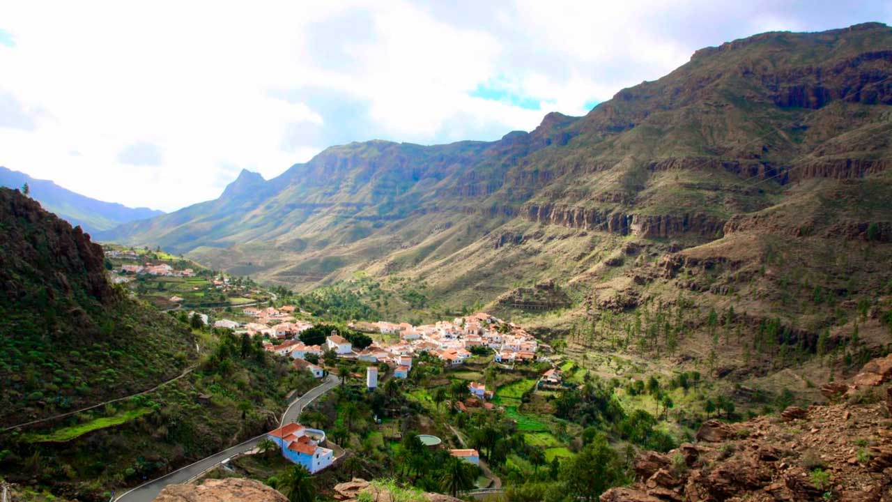 Fataga dalen med byn i centrum