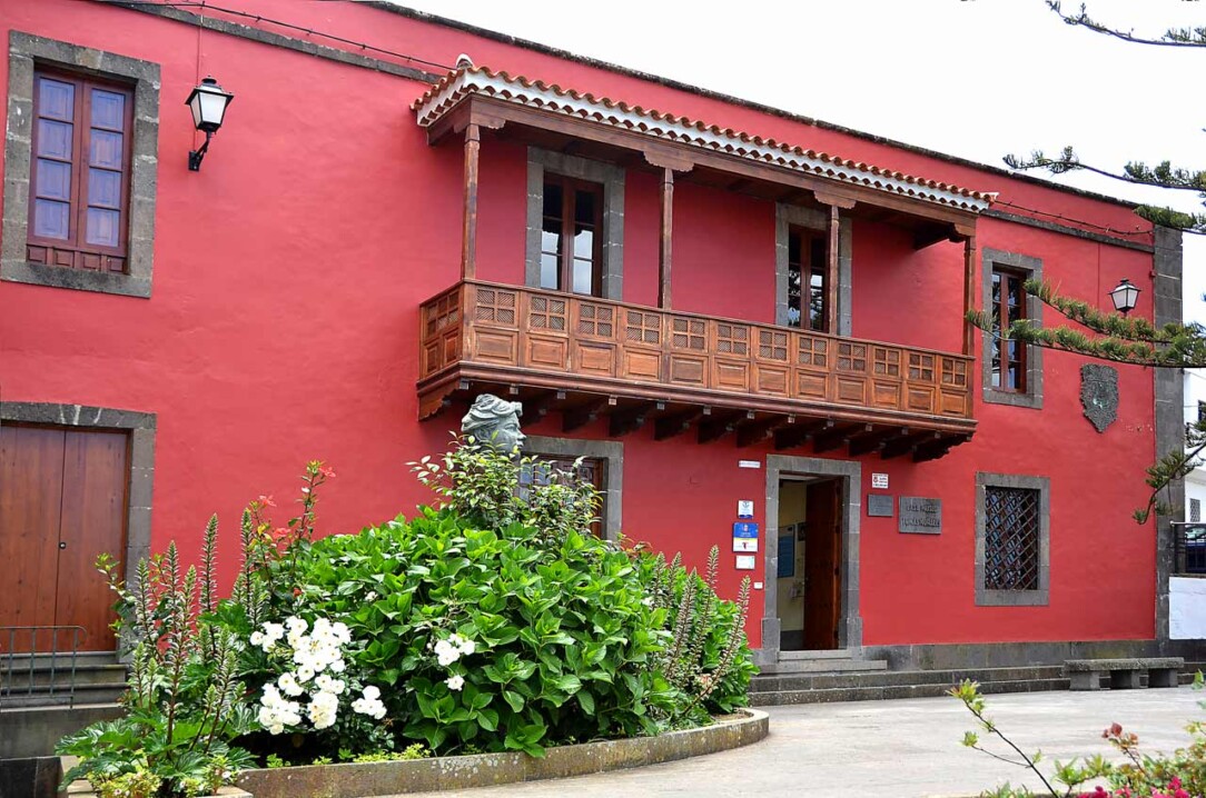 Rött hus med kanarisk balkong
