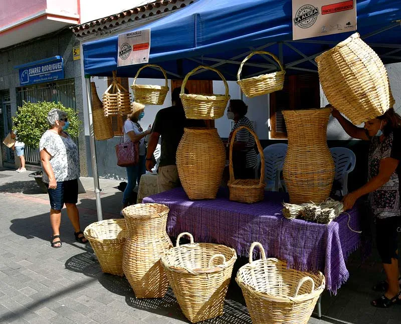 Torgstånd med korgar