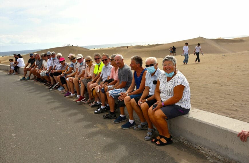 Sittande på en utsiktspunkt