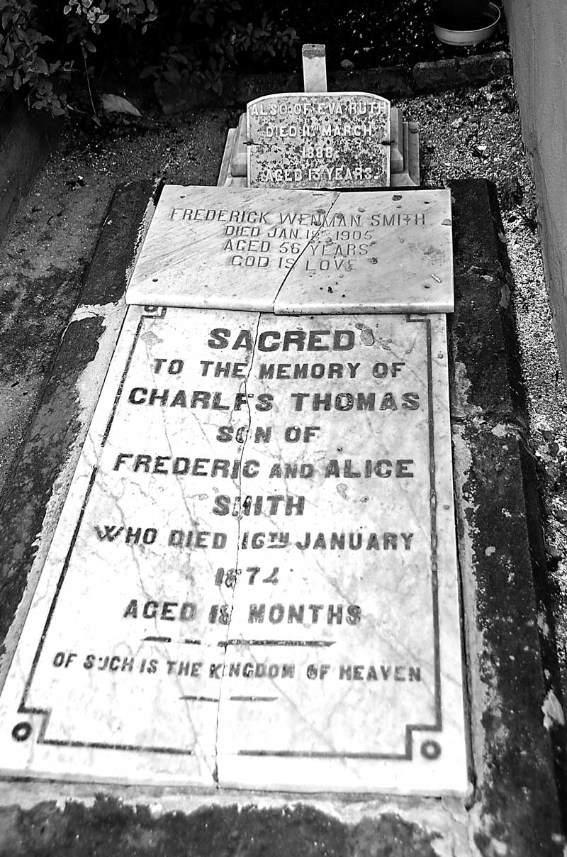 Gravstenm med Charles Thomas namn