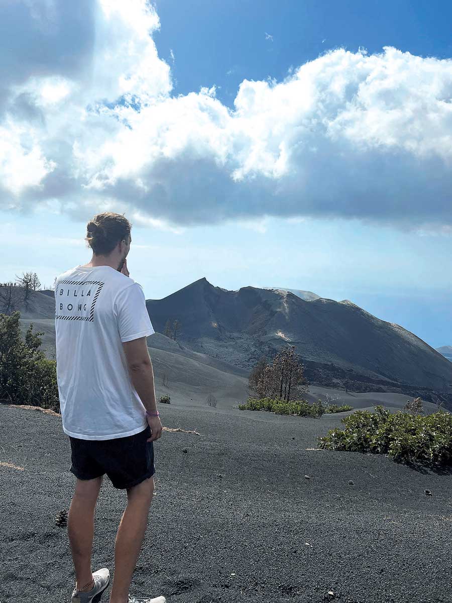 Oliver framför vulkan