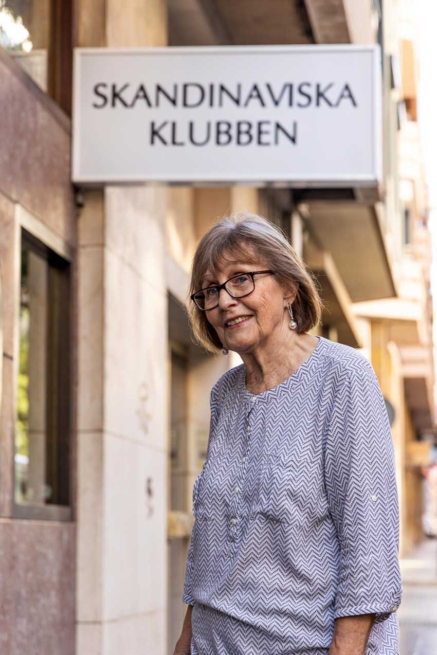 Margareta Eriksson utanför lokalen i Las Palmas