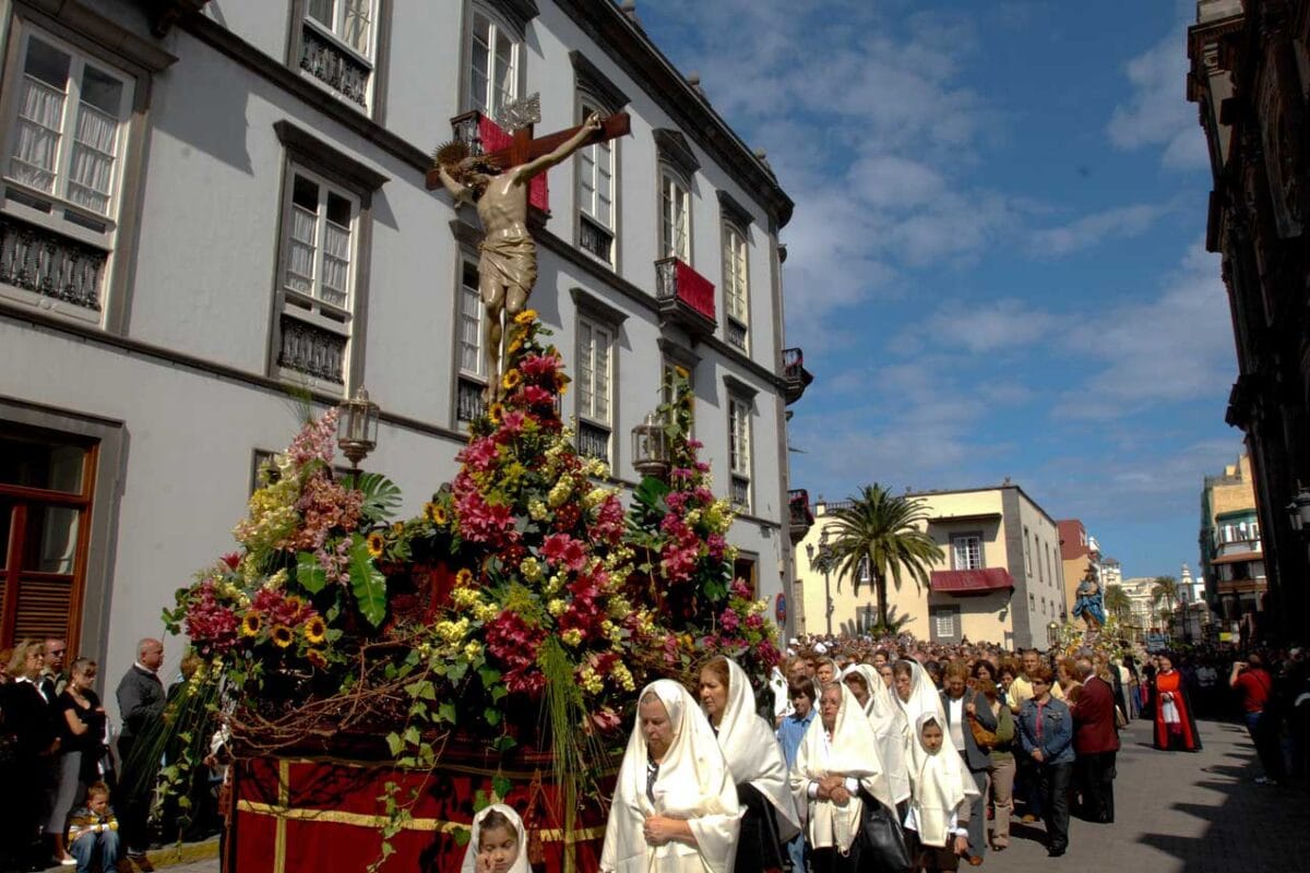 Påskprocession i Las Palmas med religiösa figurer och publik
