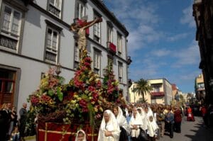 Påskprocession i Las Palmas med religiösa figurer och publik