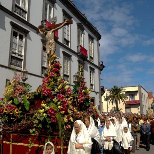 Påskprocession i Las Palmas med religiösa figurer och publik