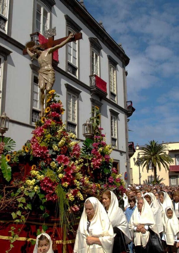 Påskprocession i Las Palmas med religiösa figurer och publik