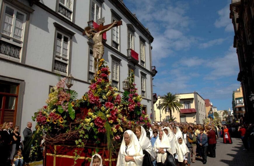 Påskprocession i Las Palmas med religiösa figurer och publik