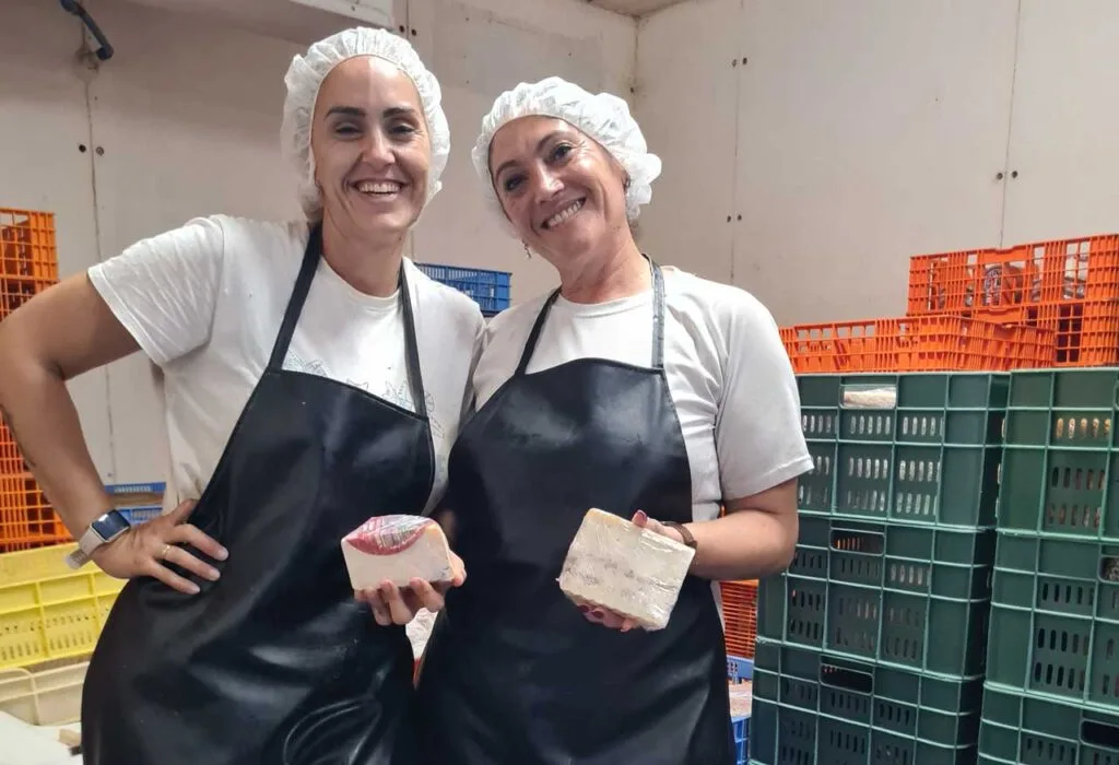 Systrarna Soraya och Dina framnhävd bild