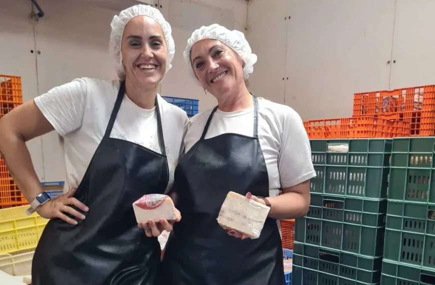 Systrarna Soraya och Dina framnhävd bild