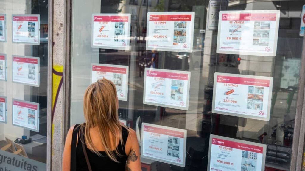 Kvinna som ser på annonser på uthyrning
