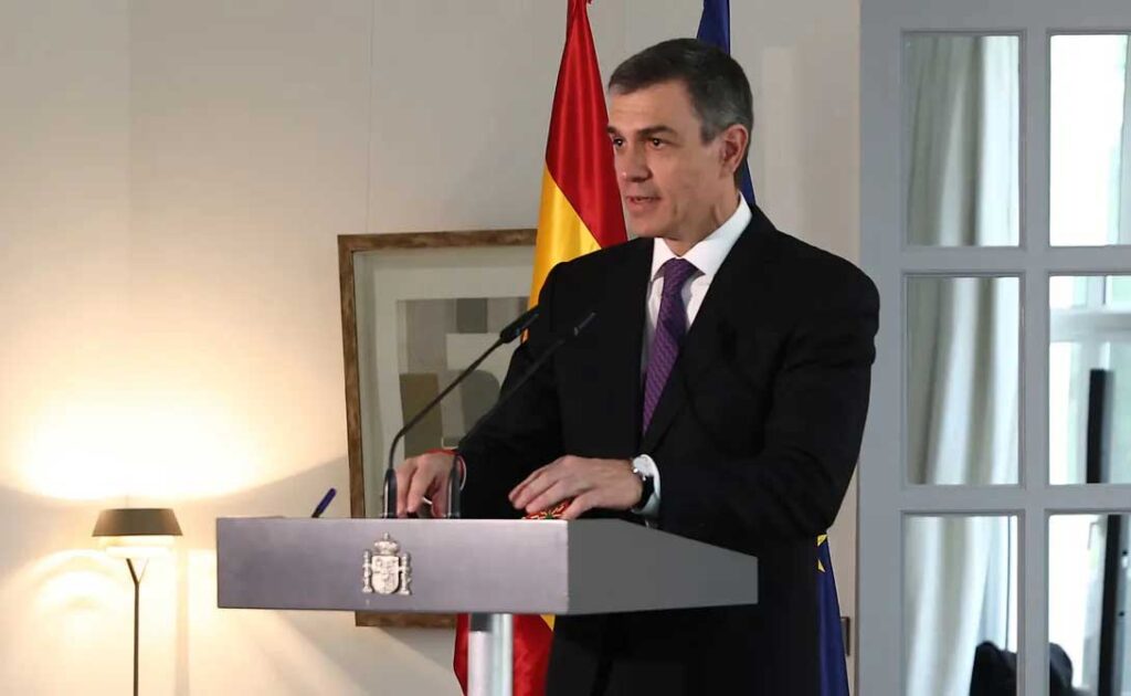 Pedro Sanchez i talarstolen