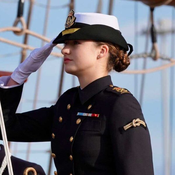 Elenor saluderar
