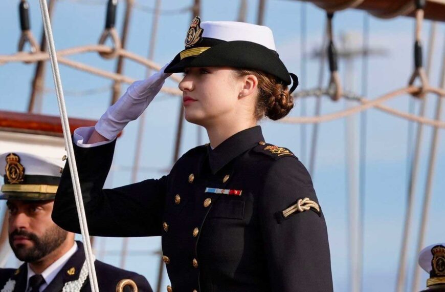 Elenor saluderar