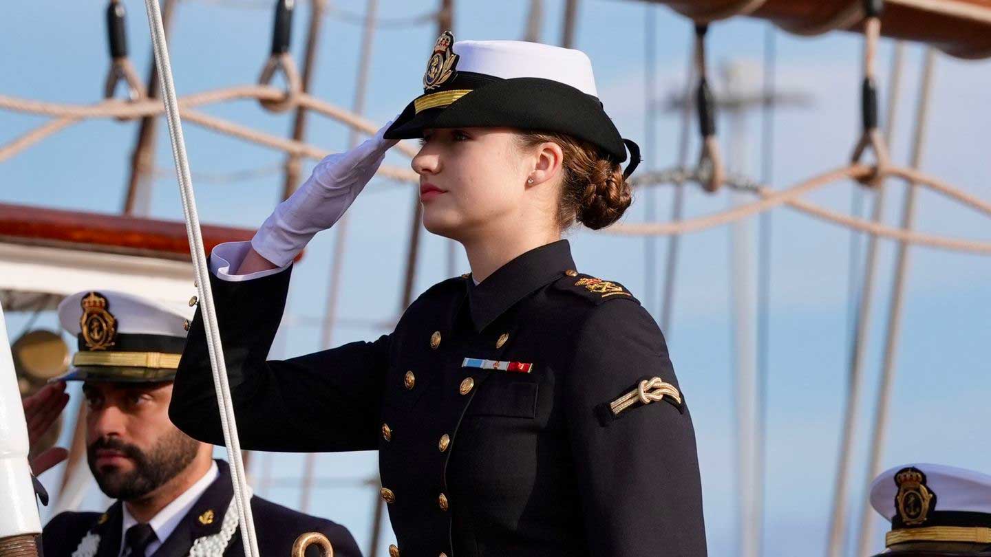 Elenor saluderar