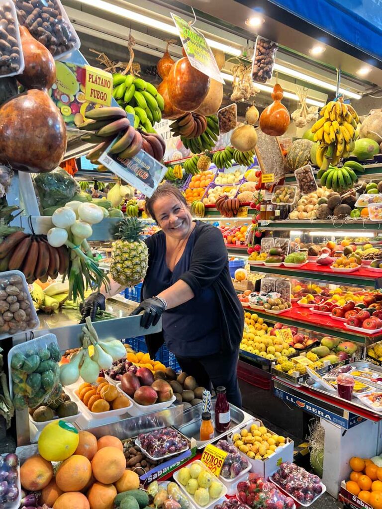 Glad frukthandlare i sini butik