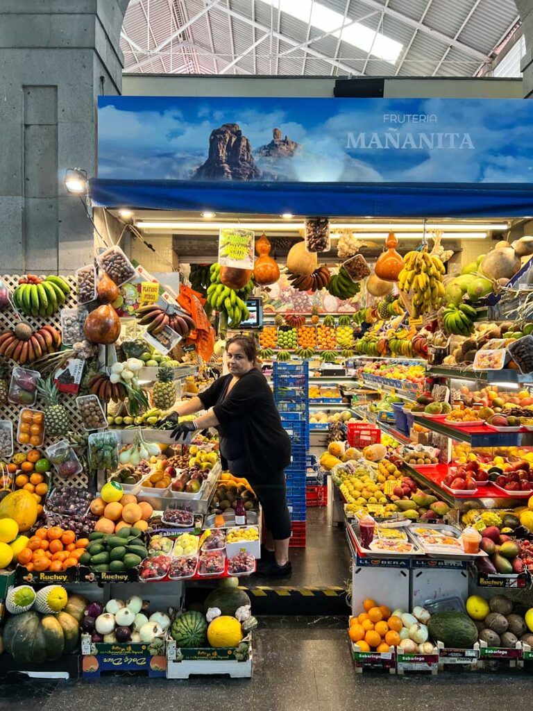 Glad frukthandlare i sini butik