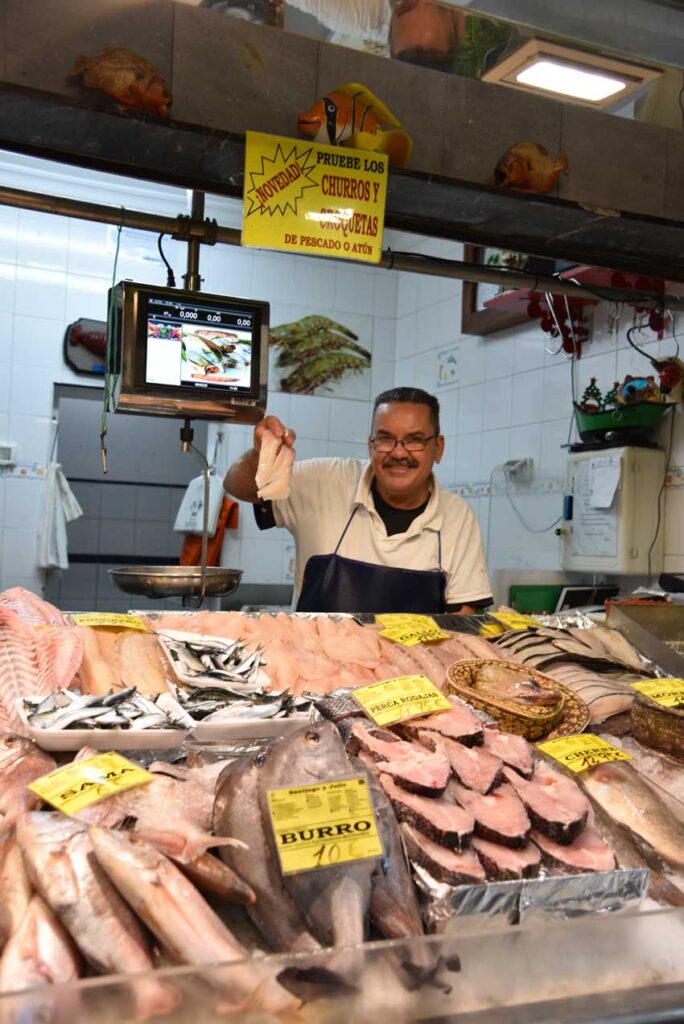 Fiskhandlarn visar upp fisk