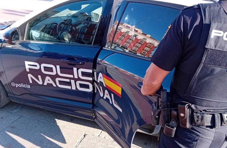 Poliisbil från Policia Nacional
