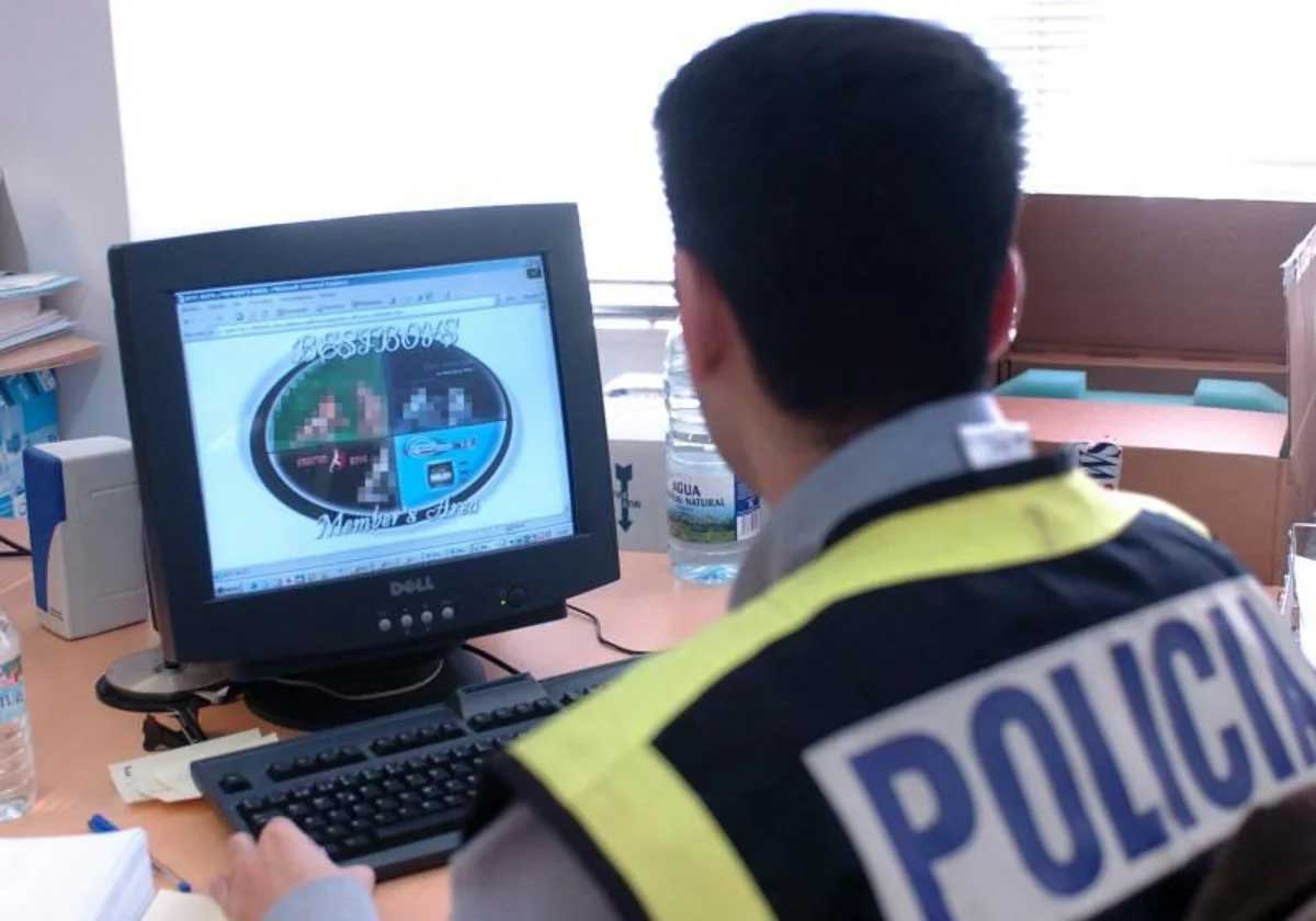 Polisman undersöker pedofilhärva på dator