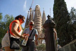 Barcelona turister släcker törsten