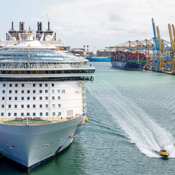 Kryssnings skepp i Barcelonas hamn