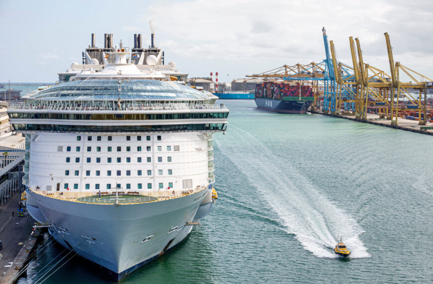 Kryssnings skepp i Barcelonas hamn