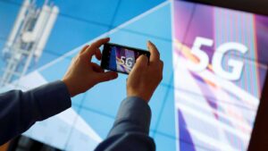 Bild på mobil med 5G