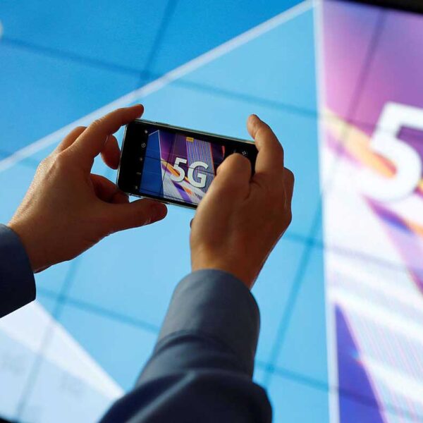 Bild på mobil med 5G