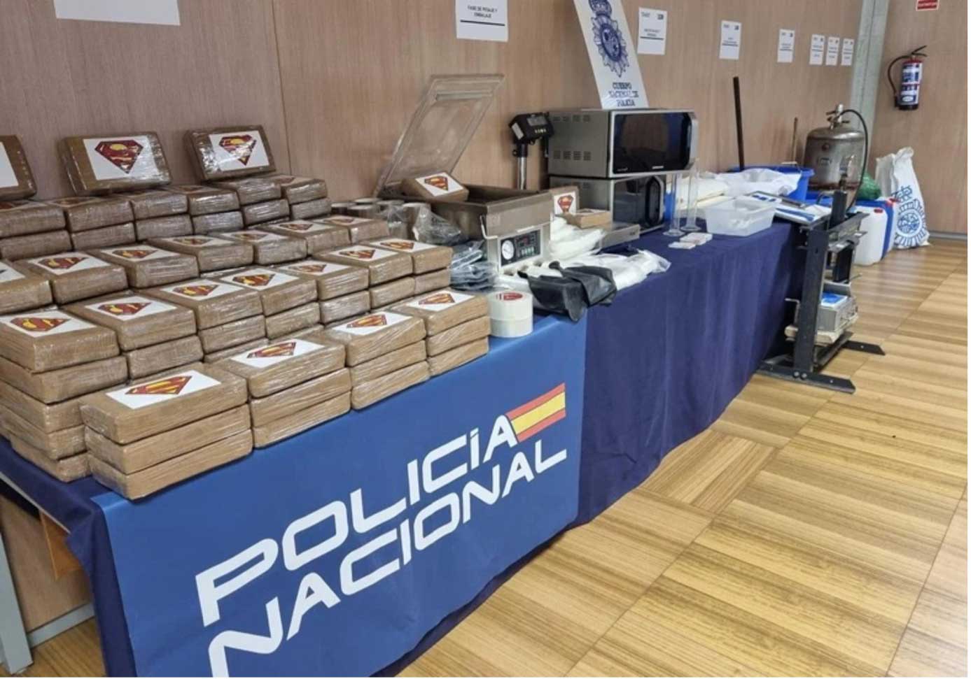 Polisen visar upp tillslaget på ett bord