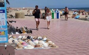 Lokalpolitiet intensiverer kampen mot ulovlig gatesalg på strandpromenaden i Maspalomas