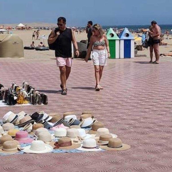 Lokalpolitiet intensiverer kampen mot ulovlig gatesalg på strandpromenaden i Maspalomas
