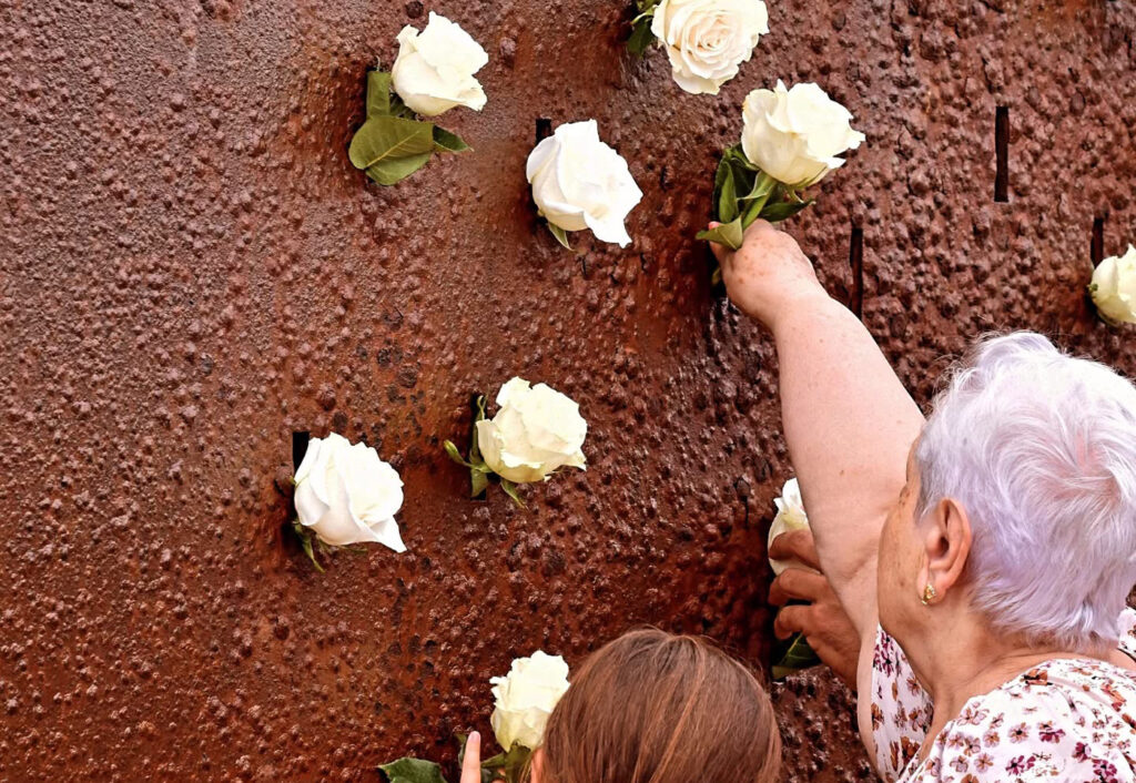 Framhävd bild kvinna placerar en bölomma