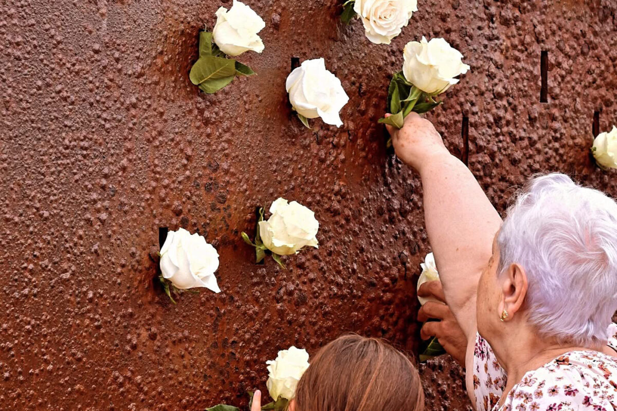 Framhävd bild kvinna placerar en bölomma