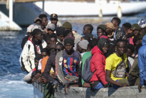 Sjöräddningstjänsten bärgade 248 migranter som drivit omkring på havet på väg mot Kanarieöarna