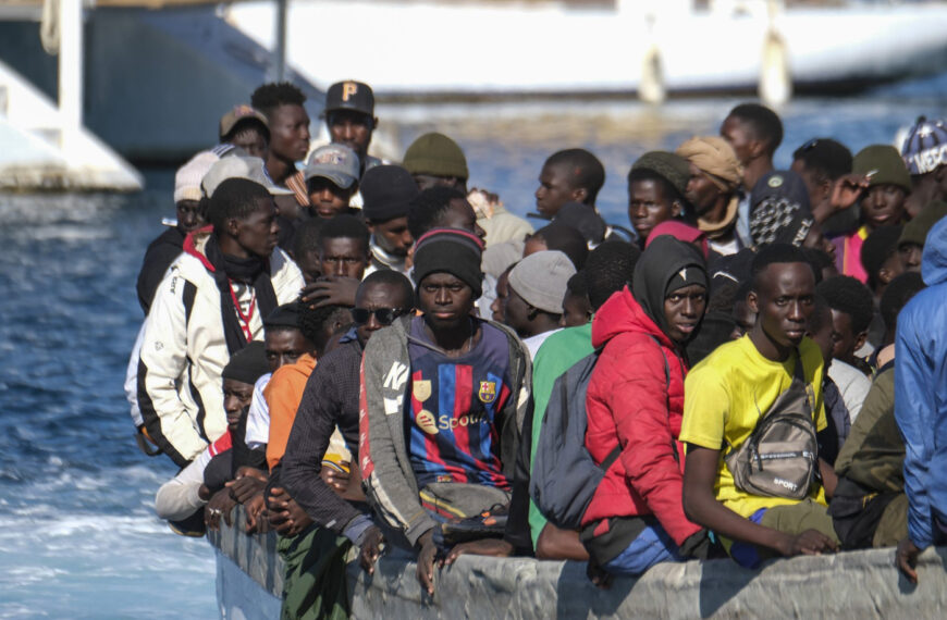 Sjöräddningstjänsten bärgade 248 migranter som drivit omkring på havet på väg mot Kanarieöarna