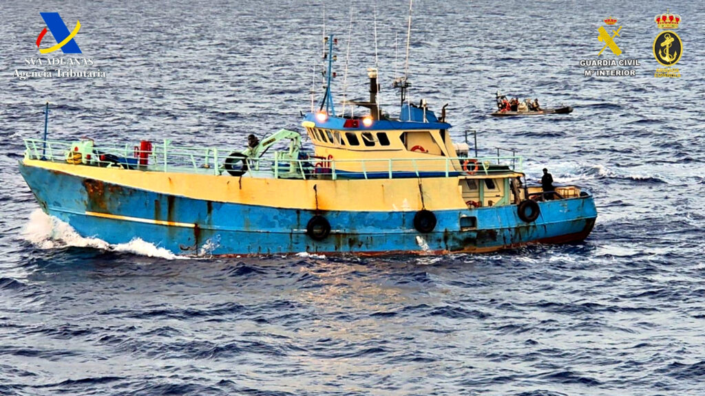 Spökbåten på havet i opoeration sky White