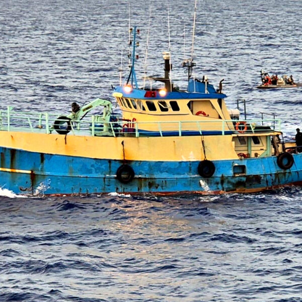 Spökbåten på havet i opoeration sky White