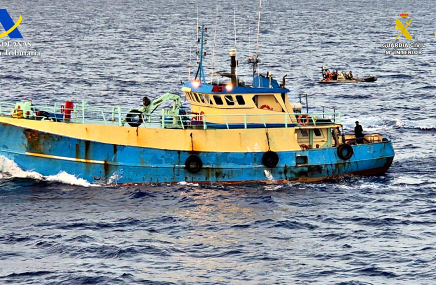 Spökbåten på havet i opoeration sky White