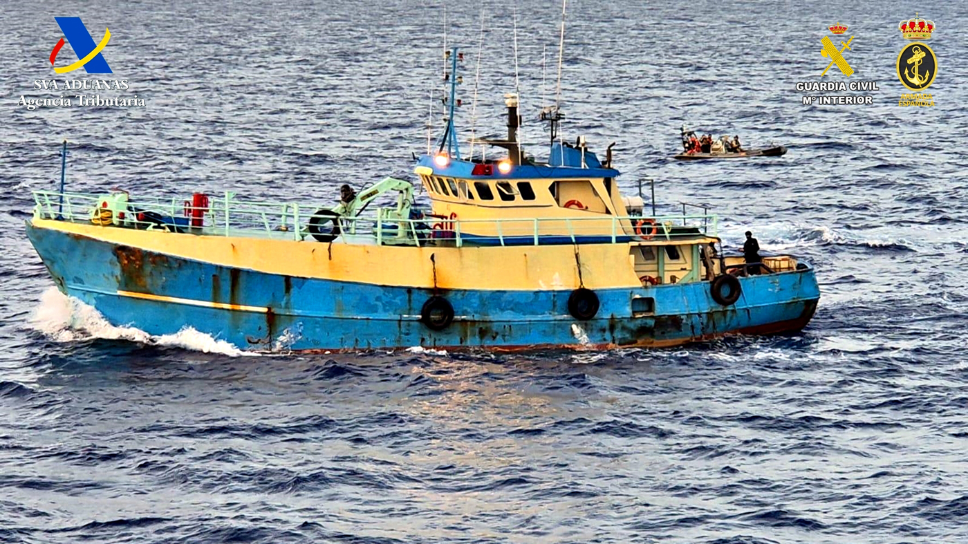Spökbåten på havet i opoeration sky White
