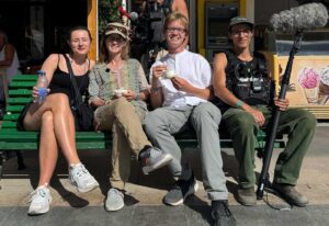 Bilde med Wulf en av delatagran samt crew