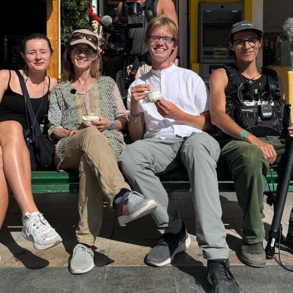 Bilde med Wulf en av delatagran samt crew