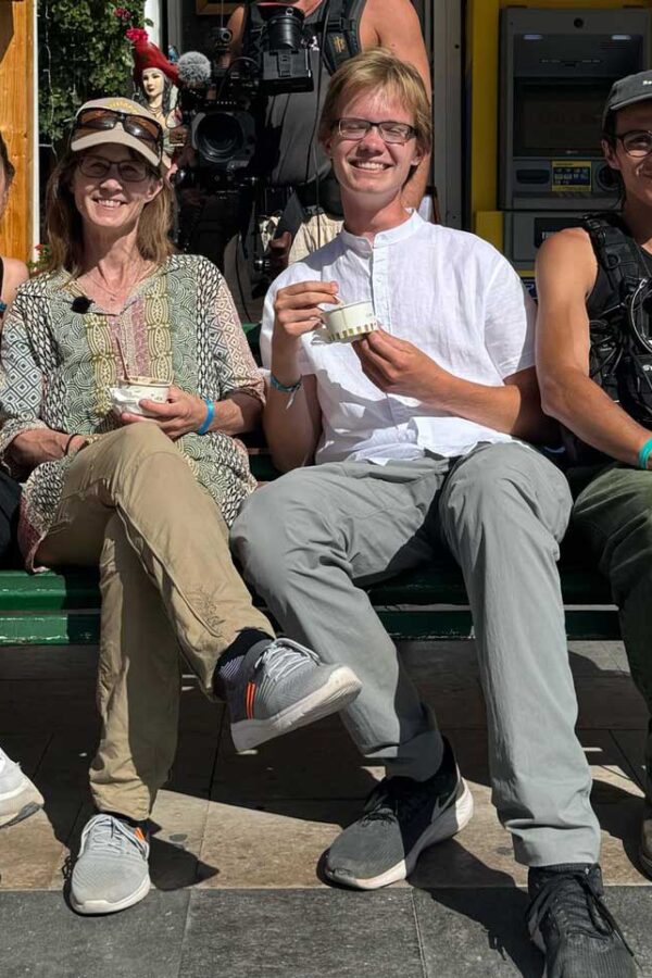 Bilde med Wulf en av delatagran samt crew